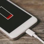 3+1 λόγοι που απαγορεύεται να φορτίζεις το κινητό σου για όλο το βράδυ