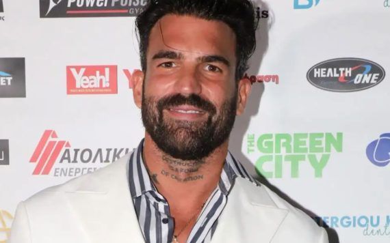 Δημήτρης Αλεξάνδρου-με-κοστούμι-