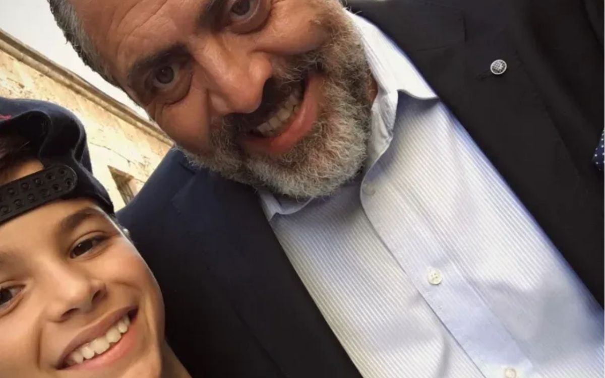 Ο 11χρονος θαυμαστής του Κούλλη Νικολάου που έγινε συμπρωταγωνιστής του στη Γη της Ελιάς- Τον αναγνωρίζετε;