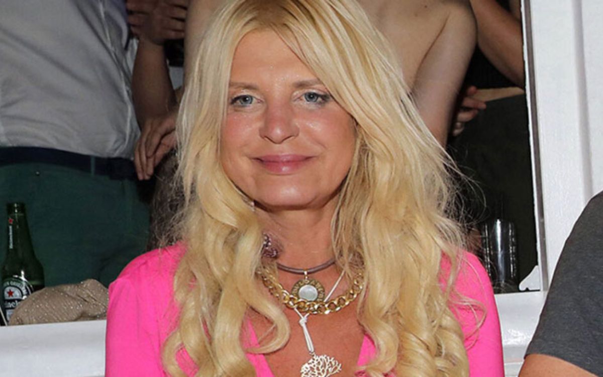 Μαρίνα Σταυράκη: Πήγε στην εκκλησία και τους κόλασε όλους- Της τα «έψαλαν» οι fans της για την ασεβή εμφάνιση της