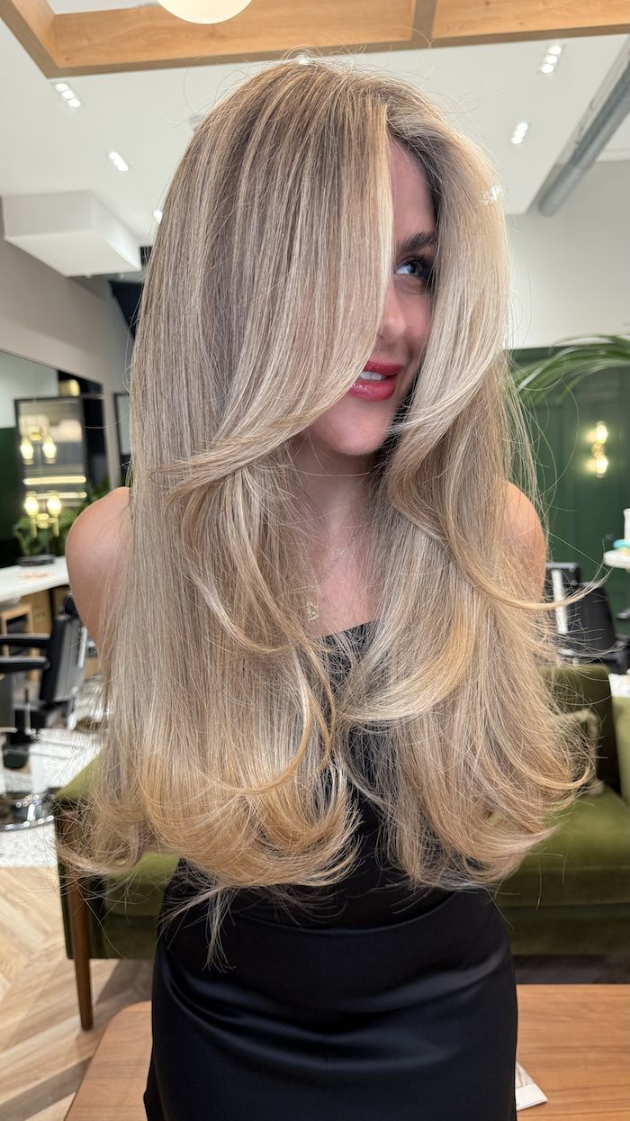 old-money-blonde-μακριά-ξανθά μαλλιά-με-ουρές-