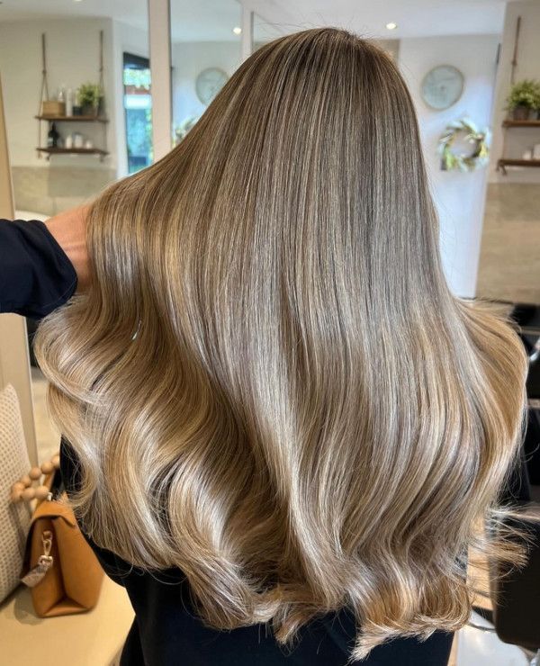 old money-blonde-μακριά-κυματιστά-μαλλιά-