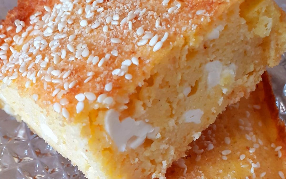 Αφράτη πίτα χωρίς φύλλο με καλαμποκάλευρο και φέτα για κολατσιό