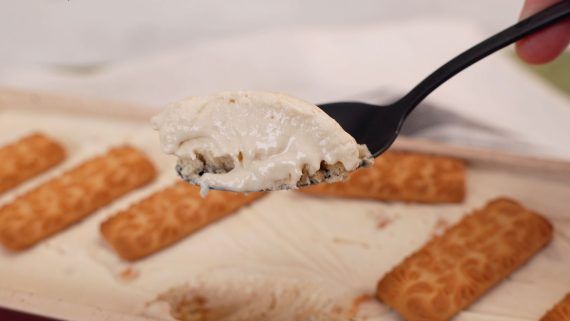 Αφράτο παγωτό με γεύση μπισκότο Μιράντα χωρίς παγωτομηχανή