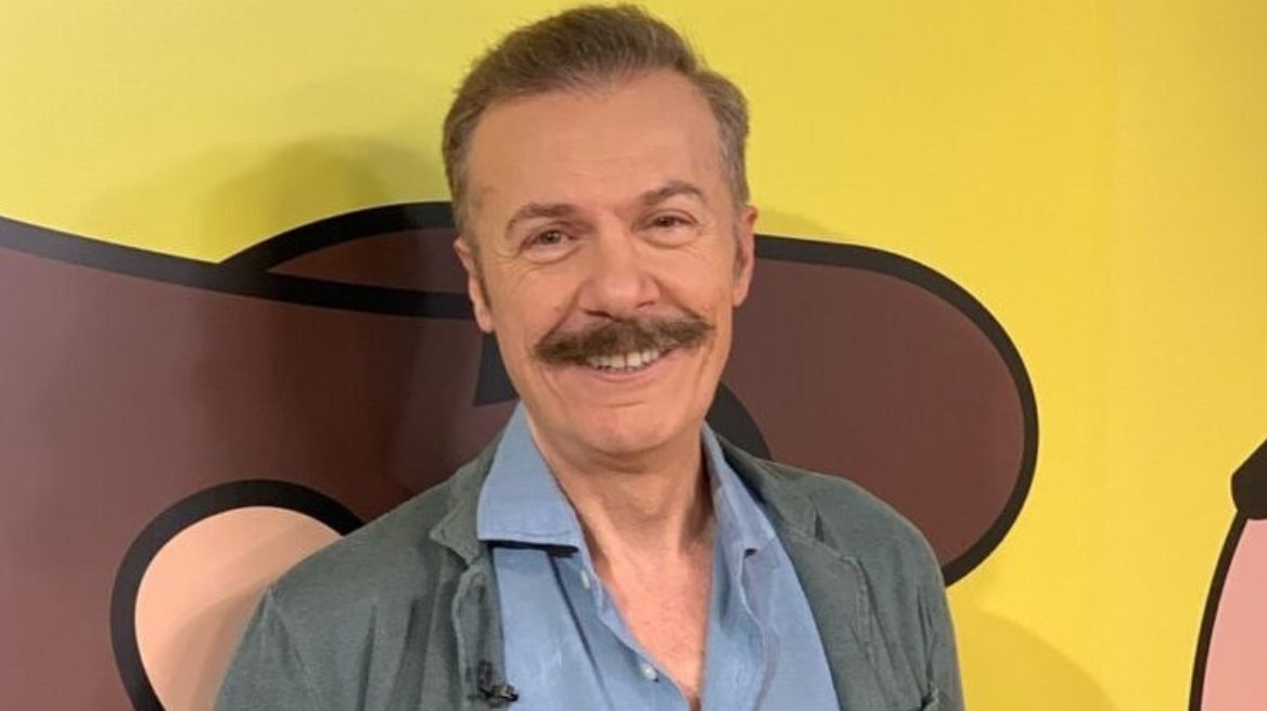 Ο "αυστηρός" Λάζαρος Γεωργακόπουλος όπως δεν τον έχετε ξαναδεί στις καλοκαιρινές του διακοπές