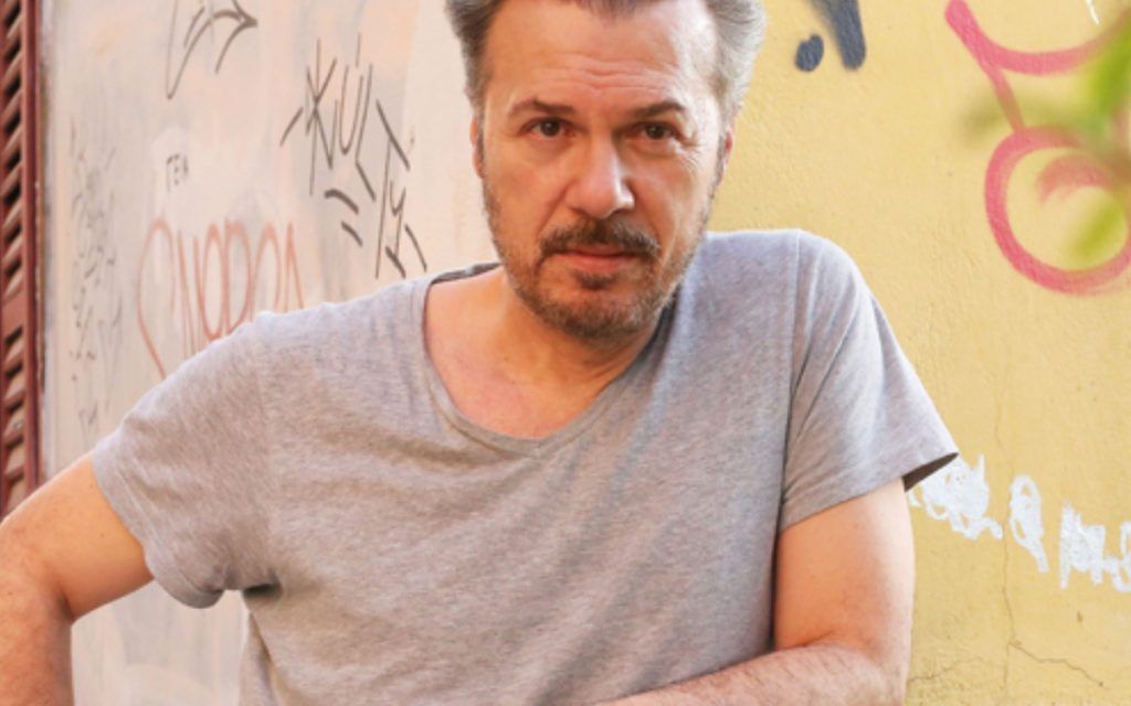 Λάζαρος Γεωργακόπουλος-με-t-shirt-