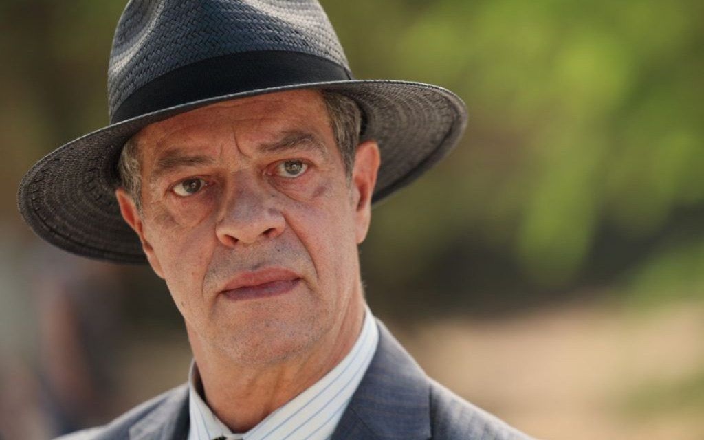 Άγιος έρωτας : Η Καμπάνα του χωρίου πέφτει πάνω στον Κλεάνθη και τον συνθλίβει