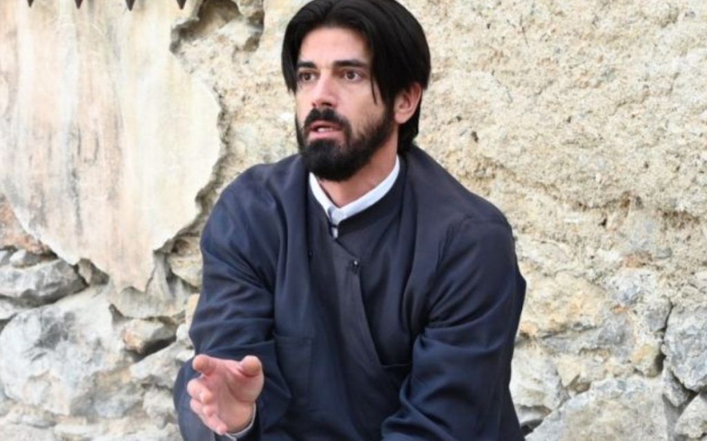 Άγιος Έρωτας: Το παρελθόν του πατρός Νικολάου βγαίνει στο φως και τον «διώχνει» από τη Στέρνα