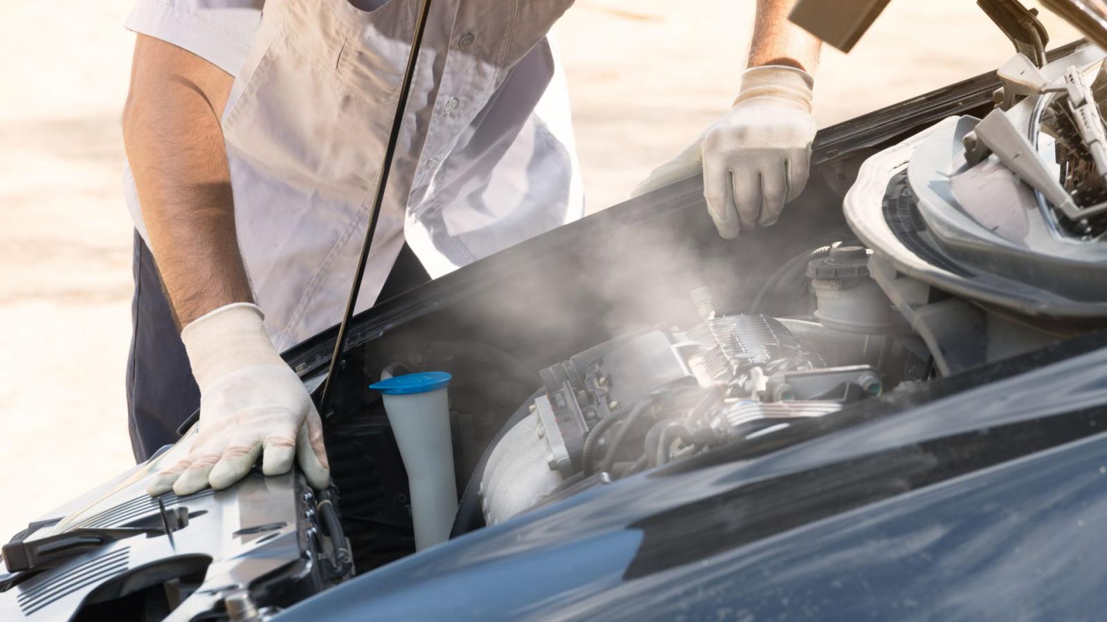 η-μηχανή-του-αυτοκινήτου-βγάζει-καπνούς- η-μηχανή-του-αυτοκινήτου-βγάζει-καπνούς-