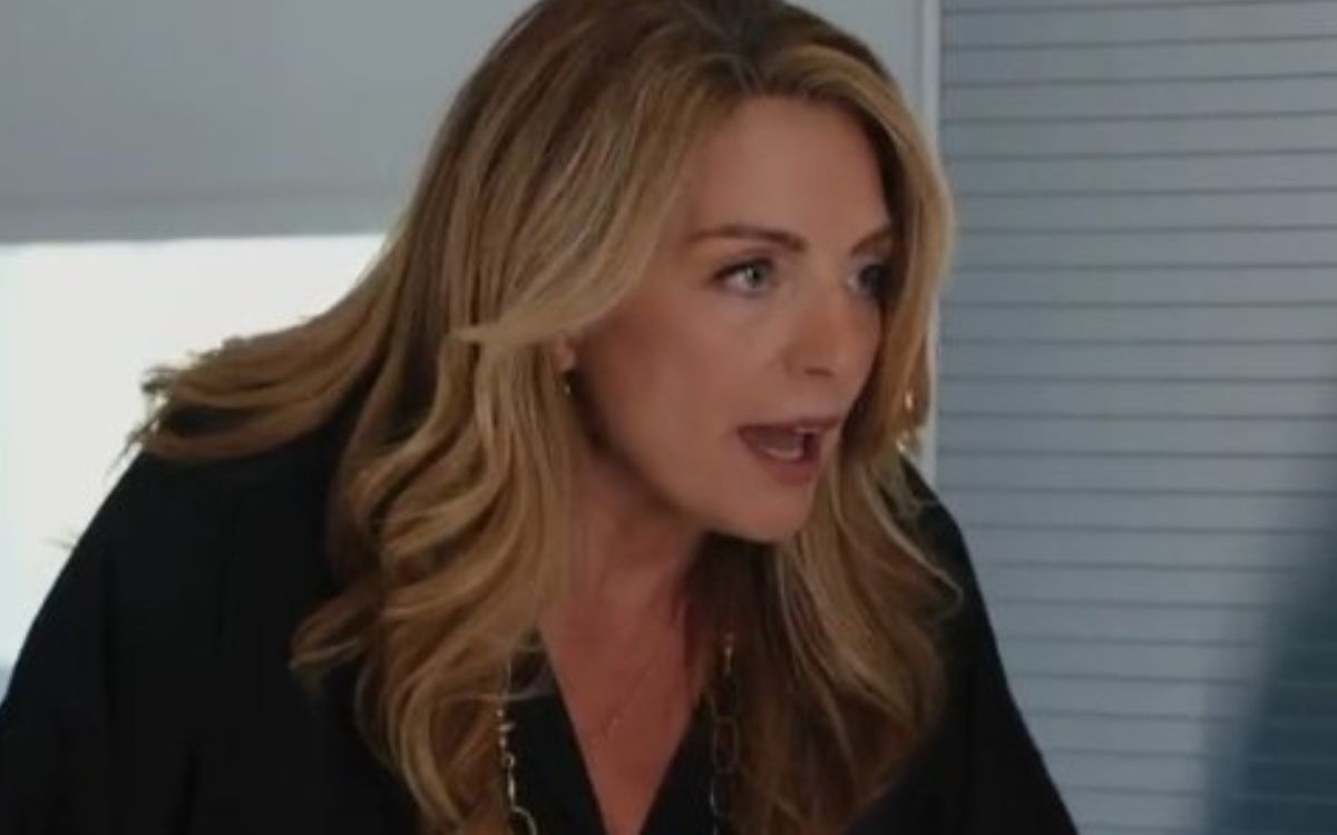 Η Αθηνά απογοητευμένη από την διπλή προδοσία που βιώνει από Τζον και Ιουλία κάνει κάτι που δεν αρέσει καθόλου στη μητέρα της