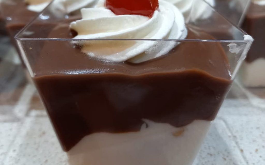 Ατομικά προφιτερόλ με σαντιγί και κρουασάν