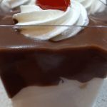 Ατομικά προφιτερόλ με σαντιγί και κρουασάν