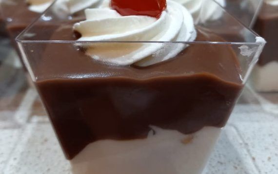 Ατομικά προφιτερόλ με σαντιγί και κρουασάν