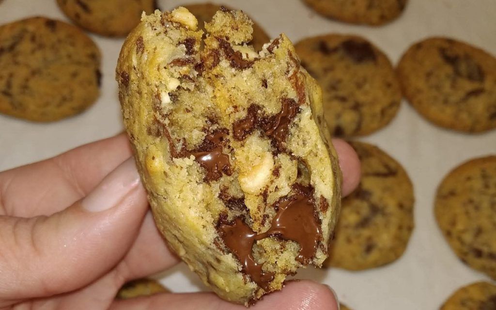 σπασμένο-μπισκότο-με-σοκολάτα-