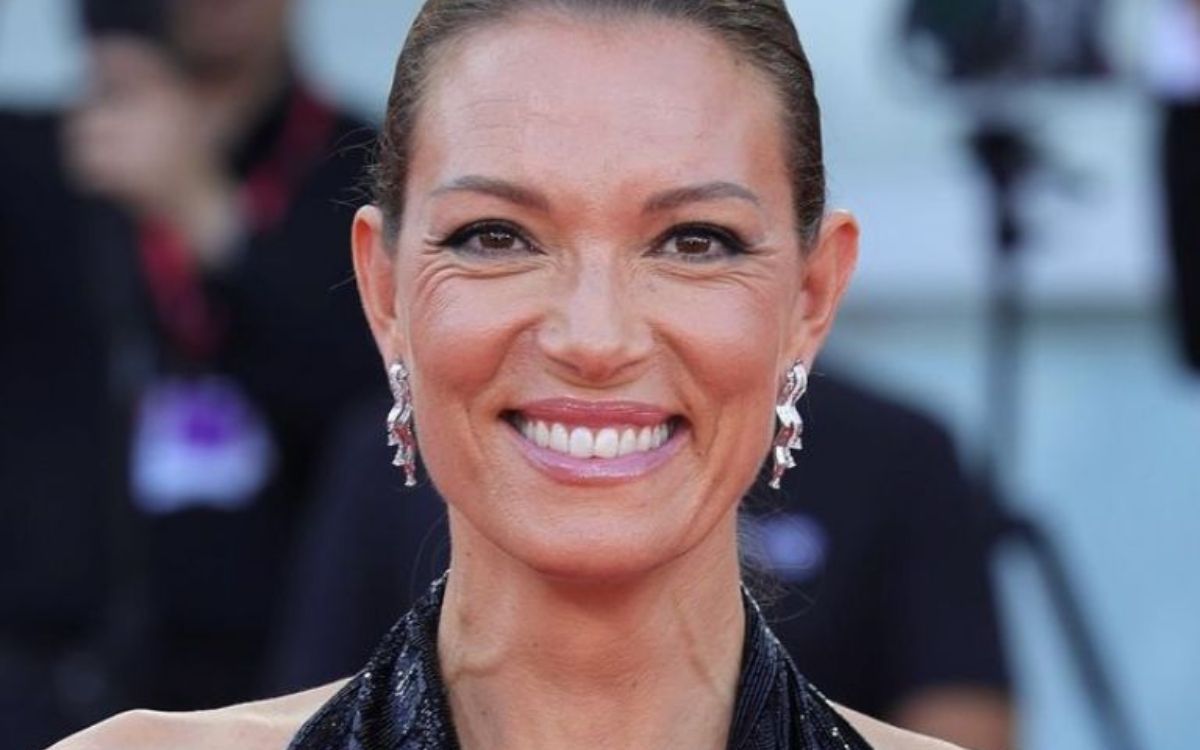 Βίκυ Καγιά-με-καστανά μαλλιά-