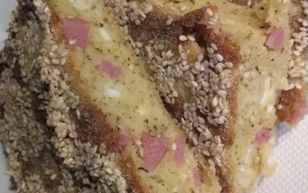 Εύκολη ζαμπονοτυρόπιτα με γραβιέρα και φέτα χωρίς φύλλο