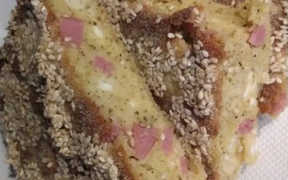 Εύκολη ζαμπονοτυρόπιτα με γραβιέρα και φέτα χωρίς φύλλο