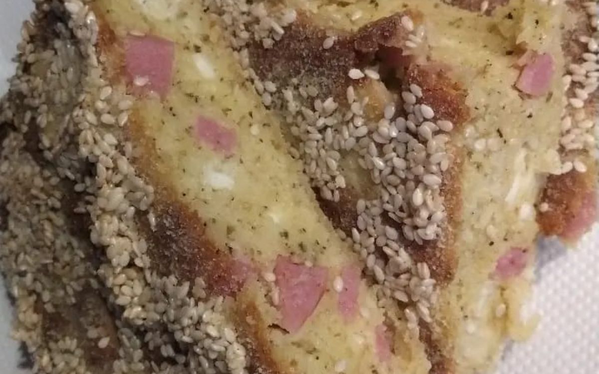 Εύκολη ζαμπονοτυρόπιτα χωρίς φύλλο με γραβιέρα φέτα και σουσάμι