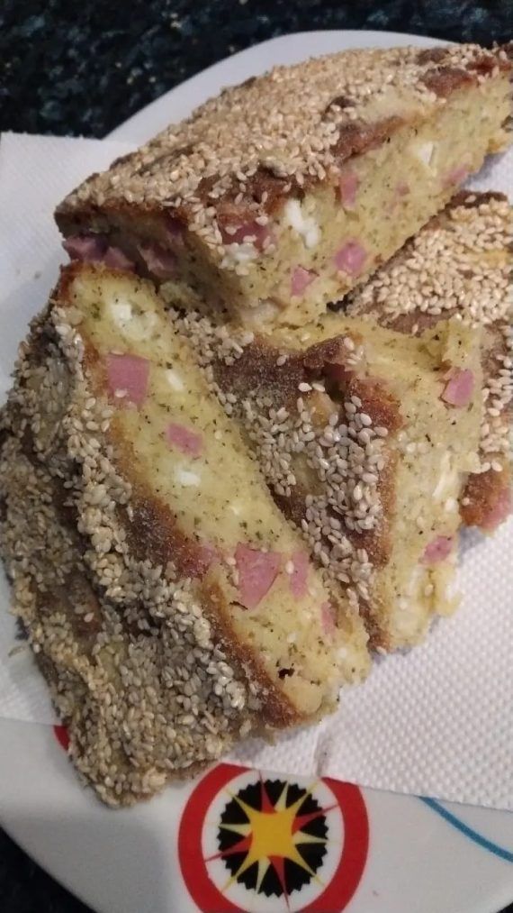 Εύκολη ζαμπονοτυρόπιτα με γραβιέρα και φέτα χωρίς φύλλο