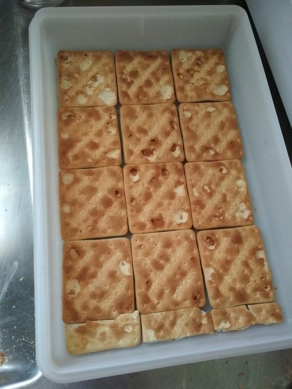Ελαφρύ μιλφέιγ με cream crackers και αφράτη σαντιγί