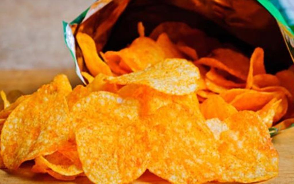 Επείγουσα ανάκληση σε πατατάκια που πωλούνται στην Ελλάδα- Αν τα έχετε πετάξτε τα