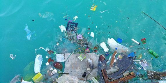 Επιστήμονες από την Ιαπωνία εφηύραν πλαστικό που διαλύεται στη θάλασσα σε λίγες ώρες