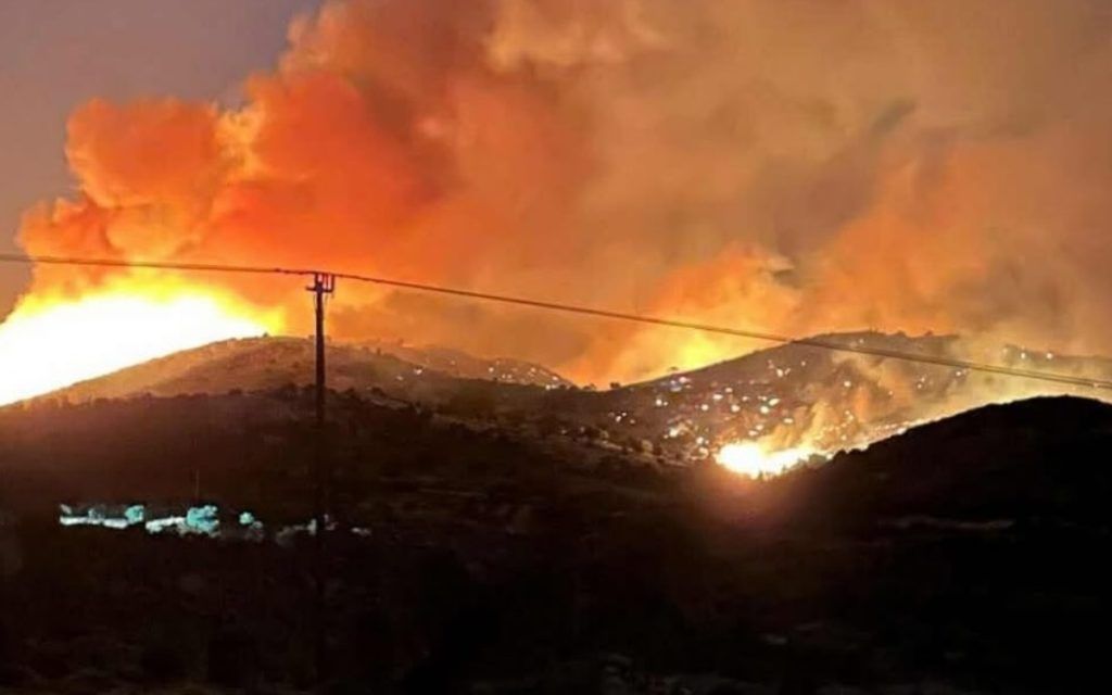 Φωτιά στην Εύβοια: Η μάχη με τις φλόγες συνεχίζεται - Εκκενώνονται νέοι οικισμοί