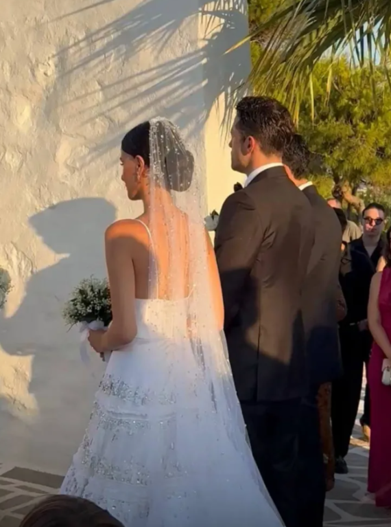 Γάμος Αργυρού - Νίκα: Το εντυπωσιακό νυφικό με κρύσταλλα και ο πρώτος χορός του ζευγαριού γεμάτος συναίσθημα