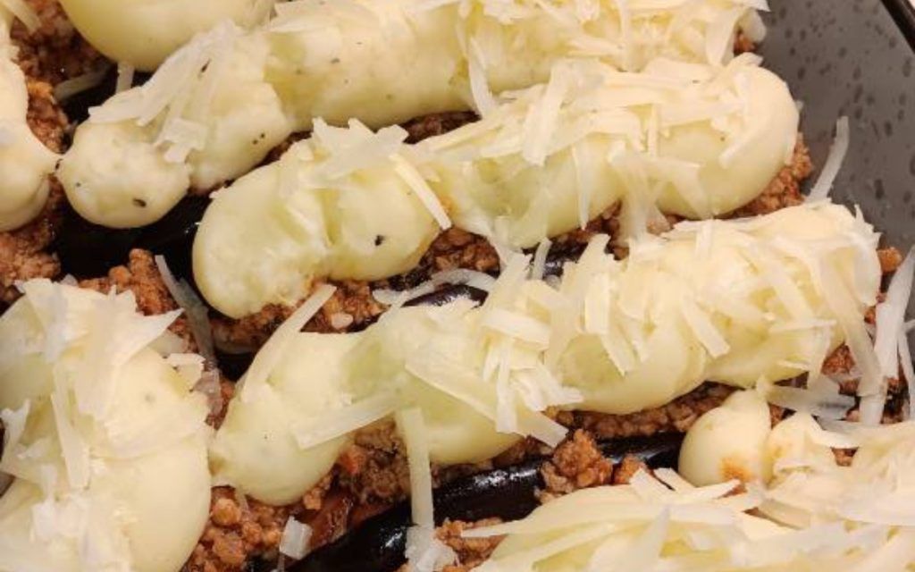 Γεμιστές μελιτζάνες με κιμά και πουρέ πατάτας