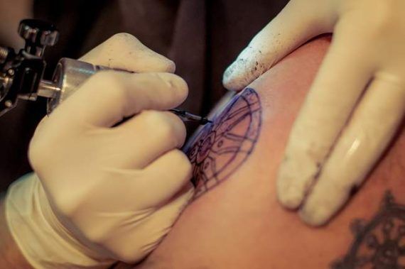 Γιατί απαγορεύεται να κάνετε τατουάζ το Καλοκαίρι και πως να το προστατεύσετε αν έχετε ήδη Γιατί απαγορεύεται να κάνετε τατουάζ το Καλοκαίρι και πως να το προστατεύσετε αν έχετε ήδη