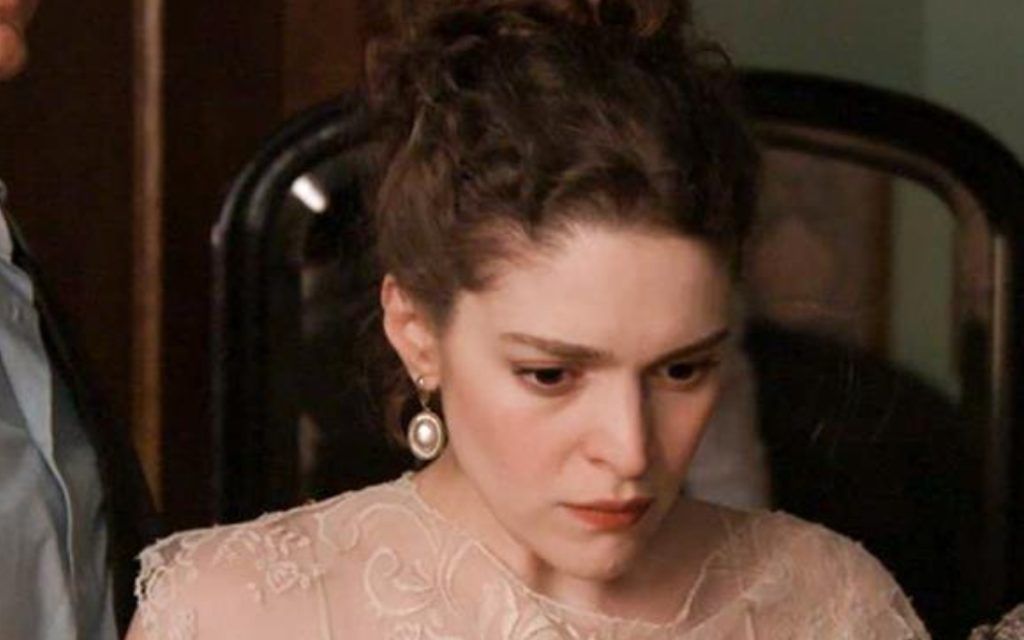 Grand Hotel: Η Αλίκη βλέπει το δολοφόνο του Πέτρου και σοκάρεται - «Εσύ;» του φωνάζει έντρομη