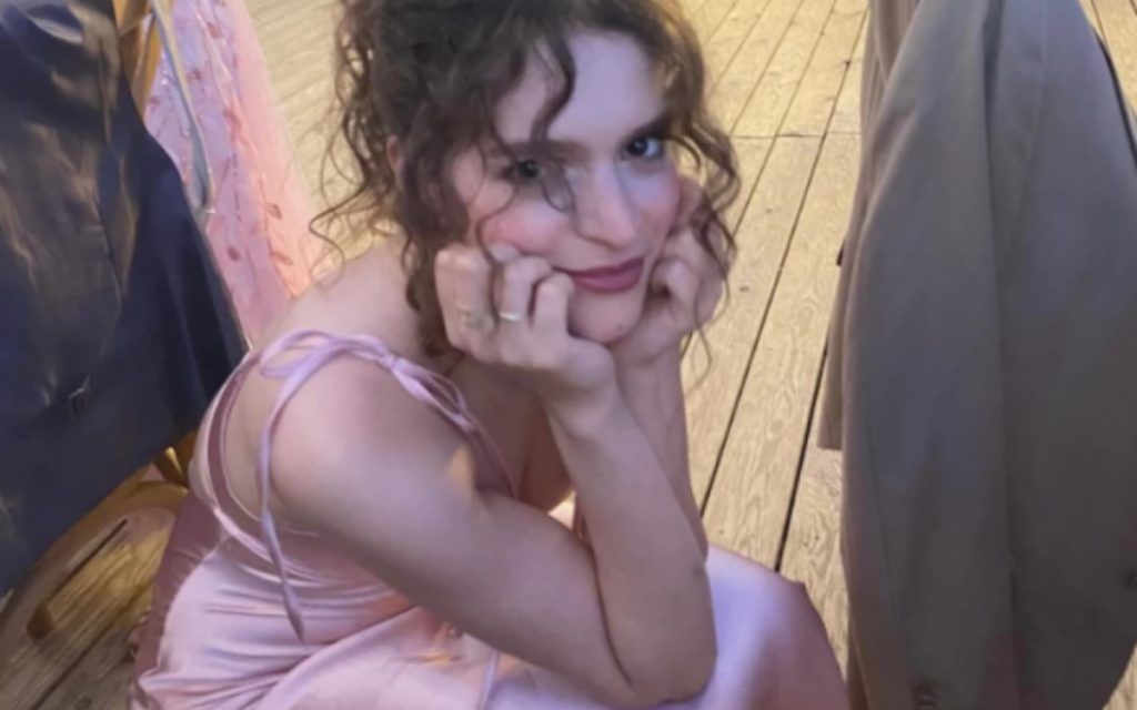 Καλλιόπη Χάσκα-με-ροζ-σατέν-φόρεμα-