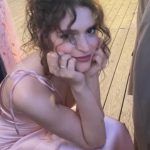 Καλλιόπη Χάσκα-με-ροζ-σατέν-φόρεμα-