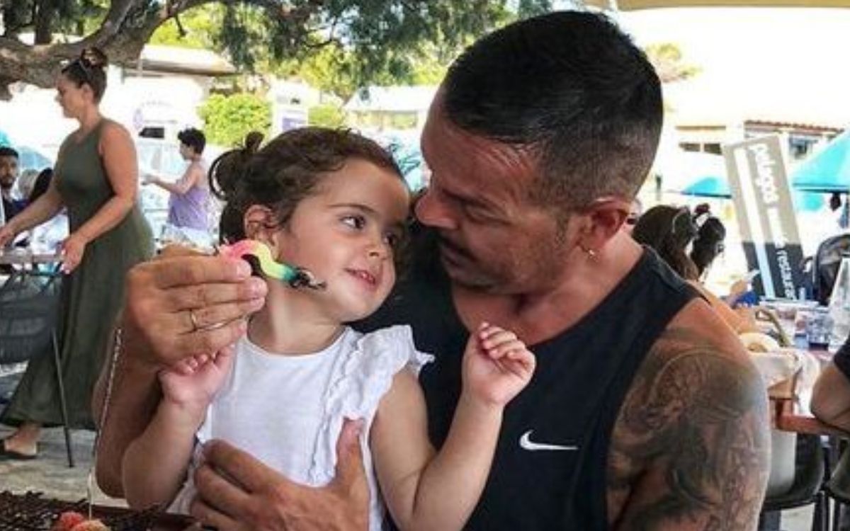 «Καλώς ορίσατε στη συναυλία του μπαμπά μου» - Ο Nivo ραπάρει μαζί με τη κόρη του στη σκηνή