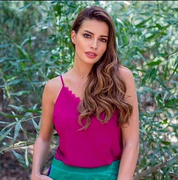 Χαριτίνη Ηλιάδου-με-μοβ-τοπ-ιδέες- Χαριτίνη Ηλιάδου-με-μοβ-τοπ-ιδέες-