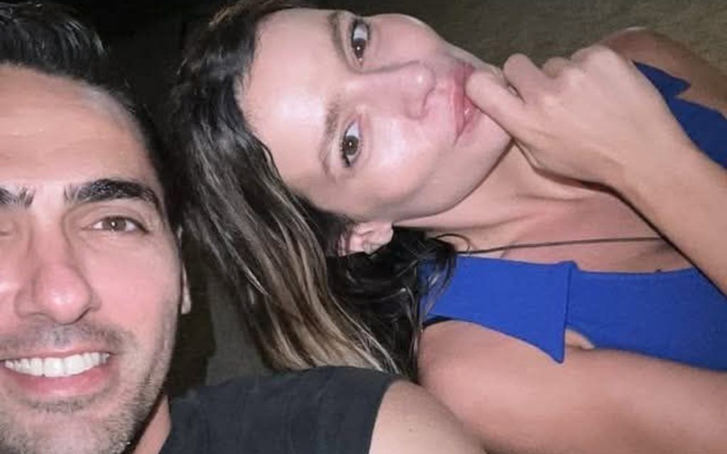 Ο Αλέξανδρος Μαρτίδης και η Χαριτίνη Ηλιάδου από την Γη της Ελιάς σε τρυφερές στιγμές στη παραλία