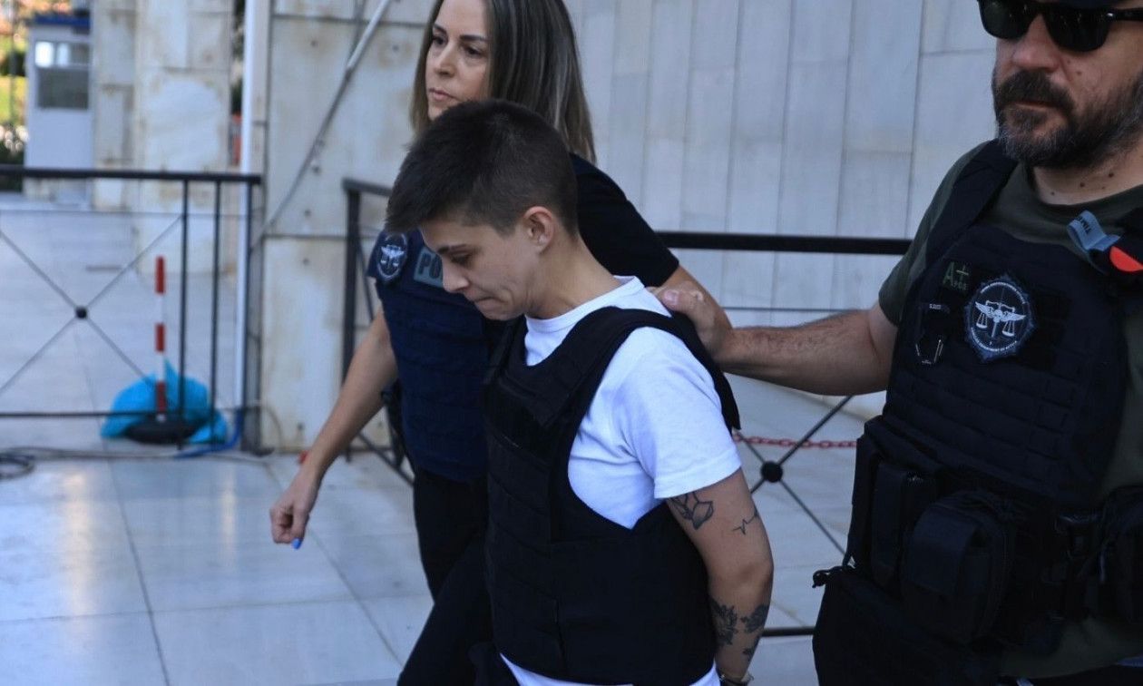 Ξεκίνησε η απολογία της Ειρήνης Μουρτζούκου στη Πάτρα- Εντονες αποδοκιμασίες & οργή από τον κόσμο