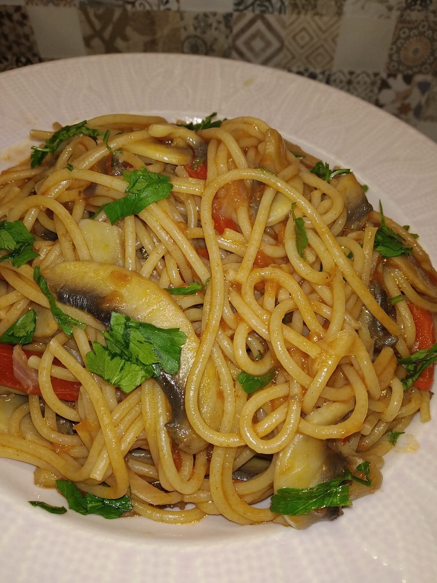 μακαρόνια-ολικής-με-μανιτάρια-και-σάλτσα ντομάτας-συνταγή-