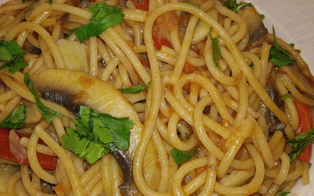 μακαρόνια-ολικής-με-μανιτάρια-και-σάλτσα ντομάτας-συνταγή-