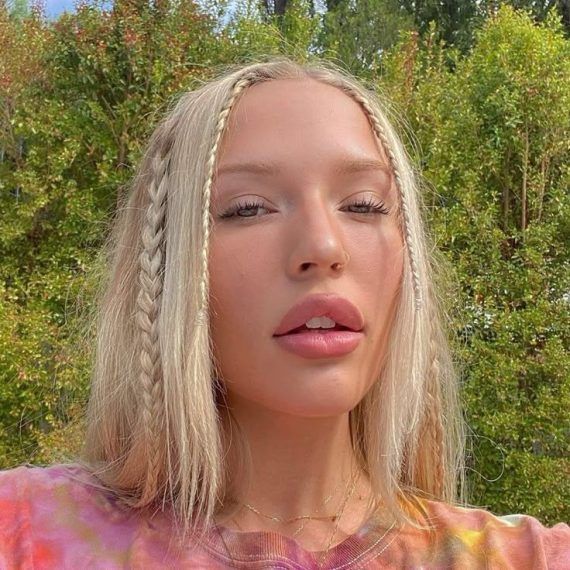 πλεξουδάκια-σε-ίσια-μακριά-ξανθά-μαλλιά-