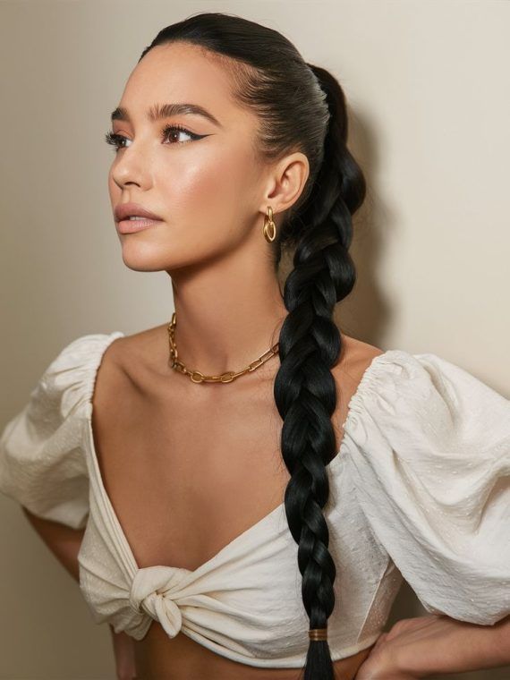 πλεξούδα-σε-μακριά-μαύρα μαλλιά-