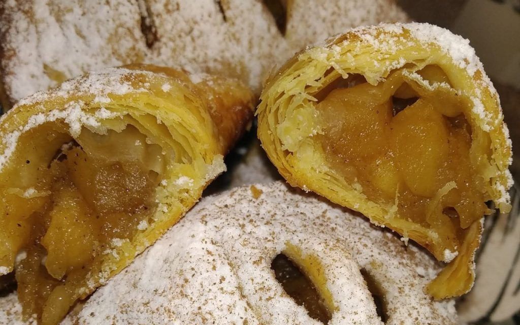 Μηλοπιτάκια-με σφολιάτα-και-ζάχαρη άχνη-