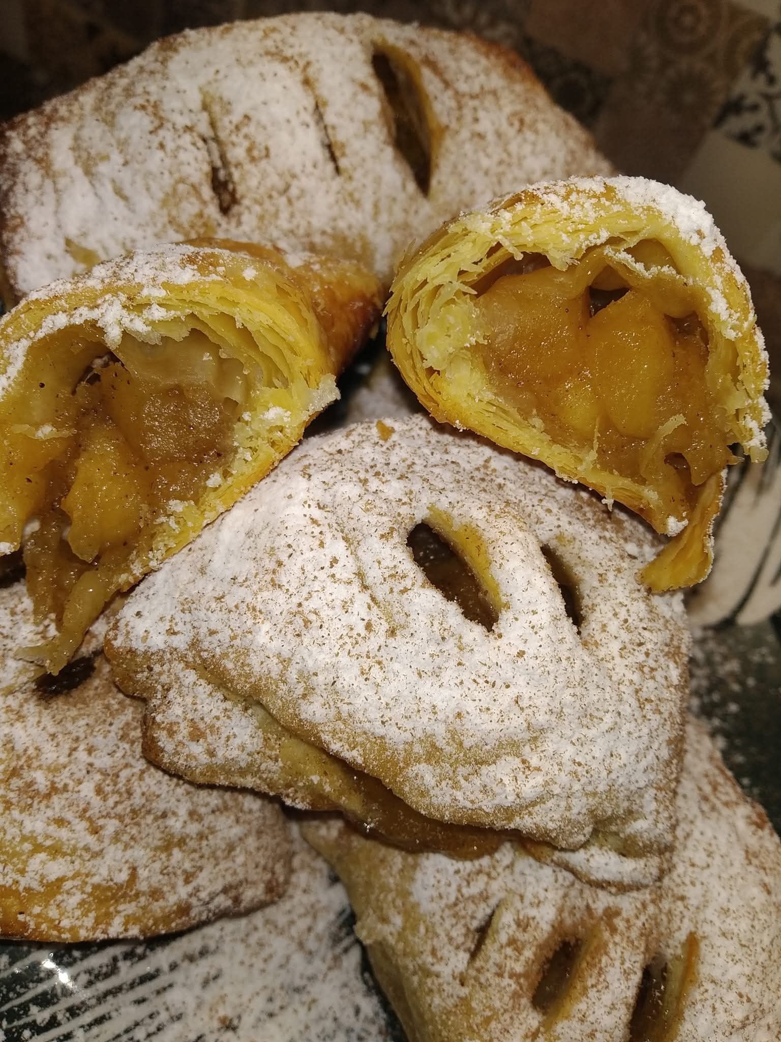 Μηλοπιτάκια-με σφολιάτα-και-ζάχαρη άχνη-