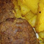 Μπιφτέκια γεμιστά με φέτα και πατάτες φούρνου