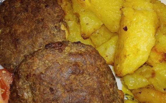 Μπιφτέκια γεμιστά με φέτα και πατάτες φούρνου