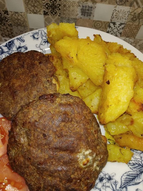 Μπιφτέκια γεμιστά με φέτα και πατάτες φούρνου