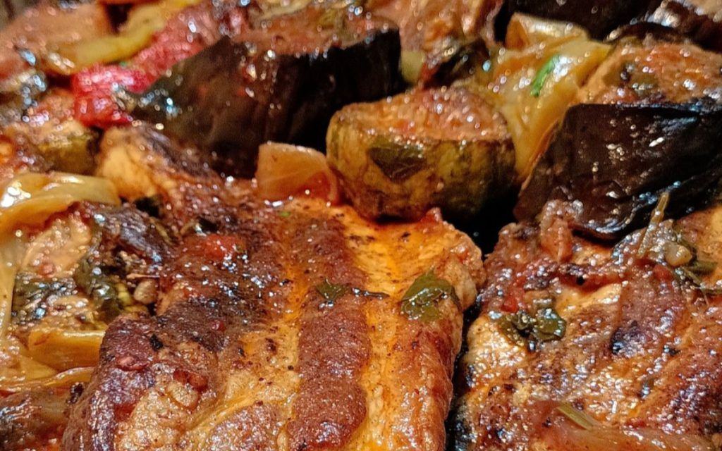 Μπριάμ με χοιρινές πανσέτες στο πυρέξ