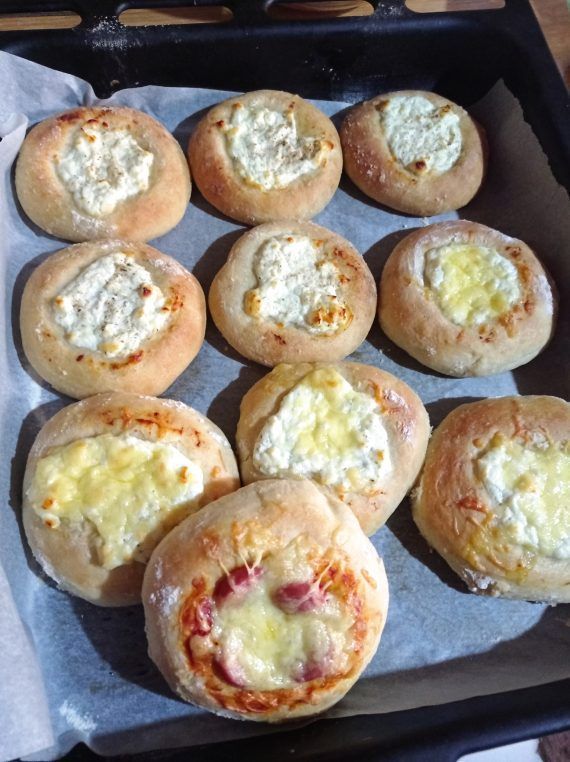 Νόστιμα πιτσάκια με φέτα και αφράτη ζύμη