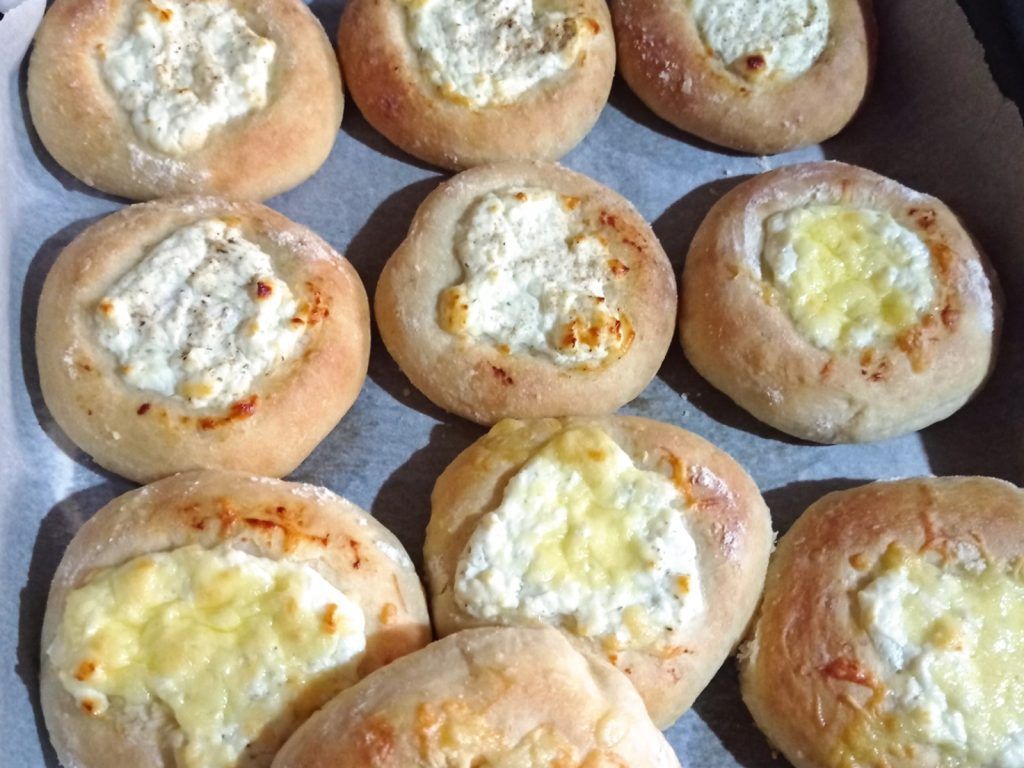 Νόστιμα πιτσάκια με φέτα και αφράτη ζύμη