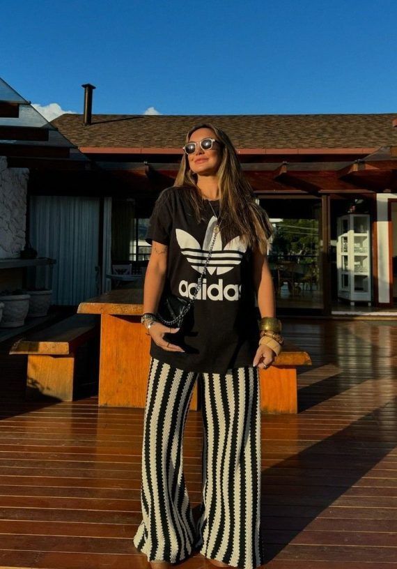 μαύρο-t-shirt-adidas-με-ασπρόμαυρο-παντελόνι-με-ρίγες- μαύρο-t-shirt-adidas-με-ασπρόμαυρο-παντελόνι-με-ρίγες-
